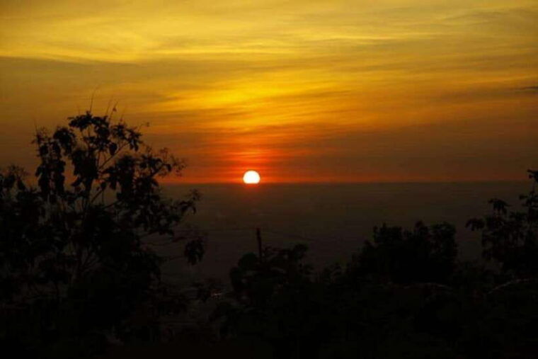 yogyakarta-prambanan-temple-guided-tour-and-golden-sunset
