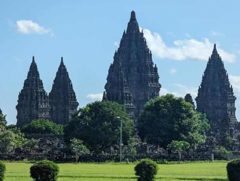 yogyakarta-private-borobudur-prambanan-temple-guided-tour