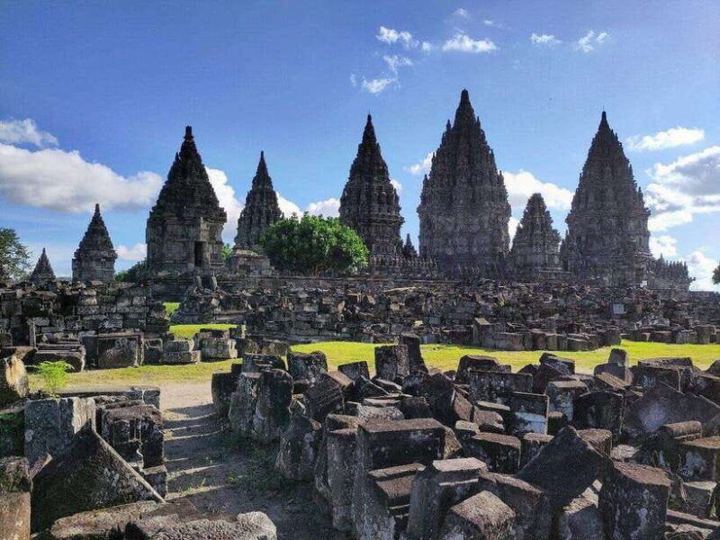 yogyakarta-private-borobudur-prambanan-temple-guided-tour