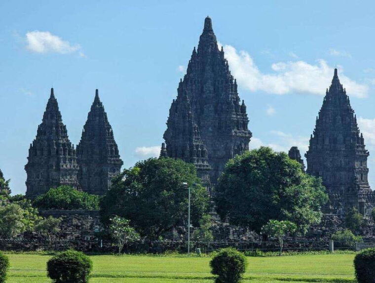 yogyakarta-private-borobudur-prambanan-temple-guided-tour