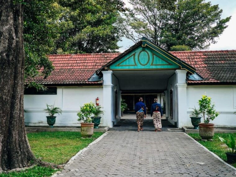 yogyakarta-private-tour-prambanan-temple-and-sultan-palace