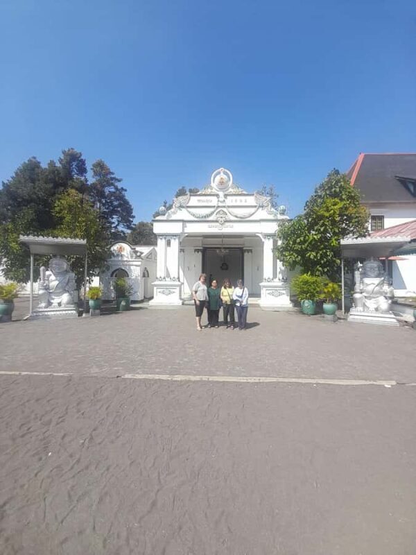 Yogyakarta: Royal Palace, Timang Beach, & Sunset Tour - Exploring the Kraton Yogyakarta Royal Palace