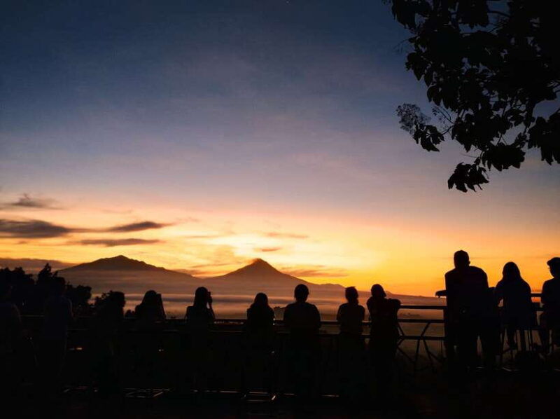yogyakarta-setumbu-sunrise-borobudur-climb-up-and-prambanan