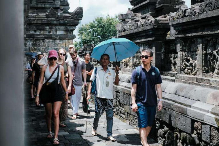 yogyakarta-setumbu-sunrise-borobudur-climb-up-and-prambanan
