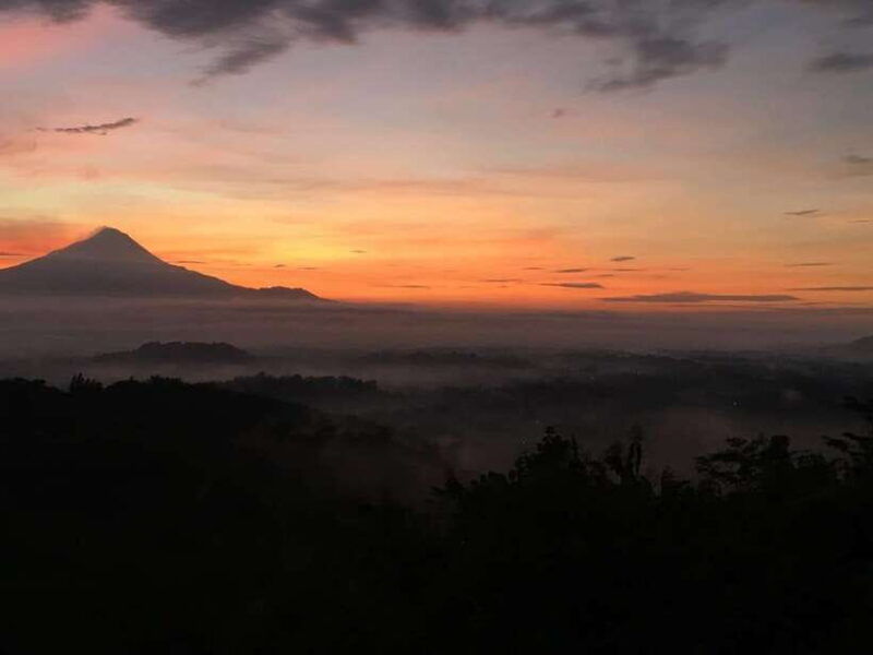 yogyakarta-setumbu-sunrise-borobudur-climb-up-prambanan