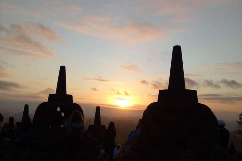 yogyakarta-setumbu-sunrise-borobudur-climb-up-prambanan