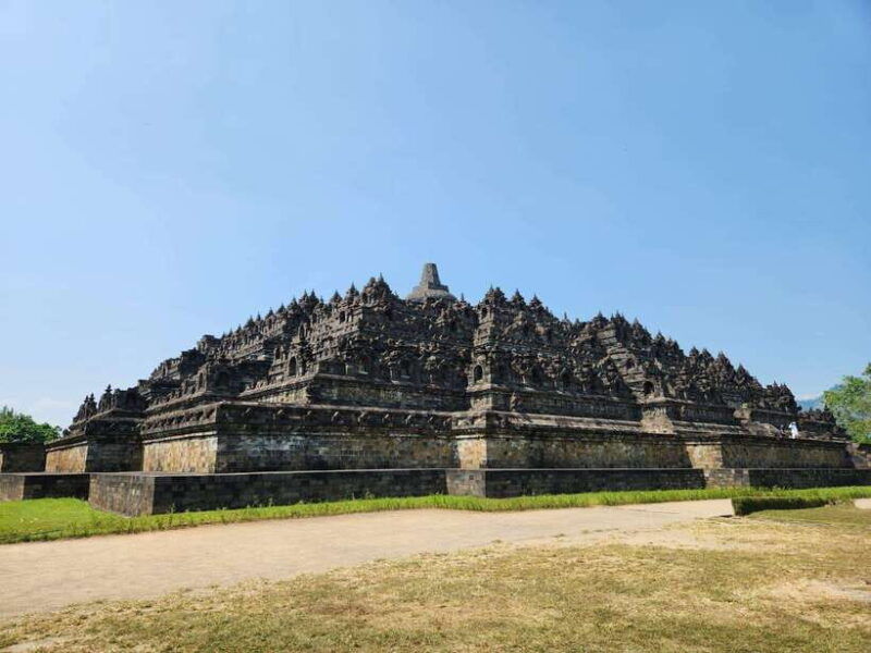yogyakarta-setumbu-sunrise-borobudur-climb-up-prambanan