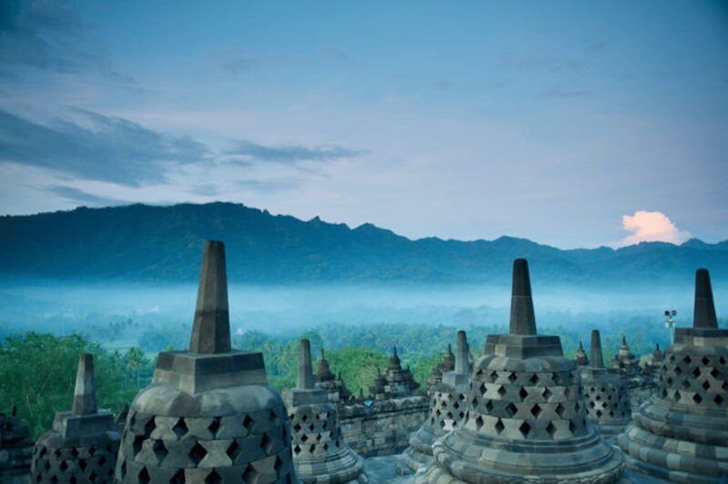 yogyakarta-setumbu-sunrise-borobudur-prambanan-day-tour