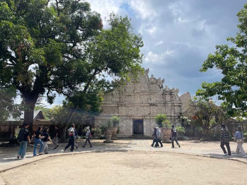 Yogyakarta: Sultan Palace and Water castle Guided Tour - The Significance of the Cosmological Axis