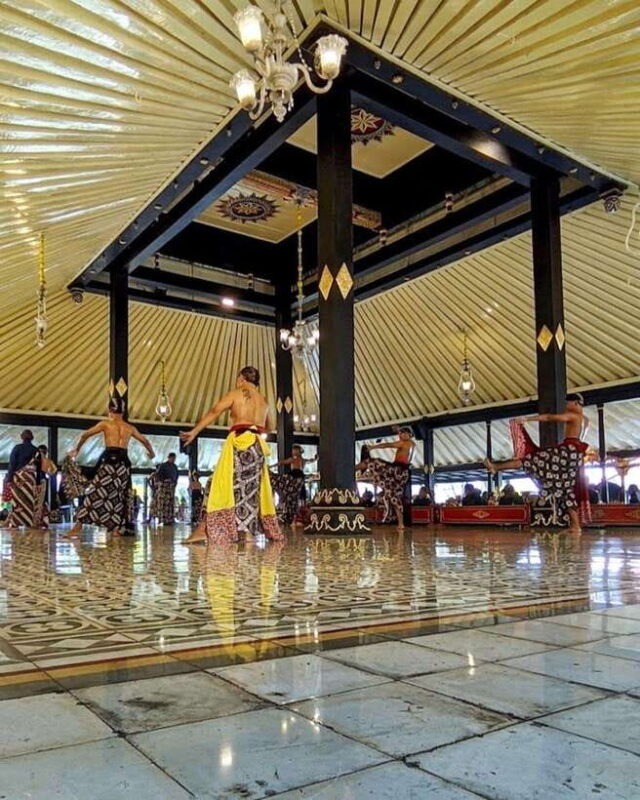 yogyakarta-sultan-palace-water-castle-mount-merapi-tour