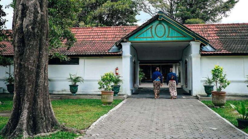 yogyakarta-sultan-palace-water-castle-mount-merapi-tour