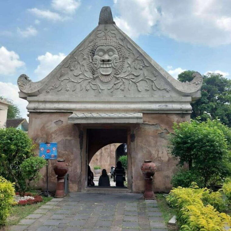 yogyakarta-sultan-palace-water-castle-mount-merapi-tour