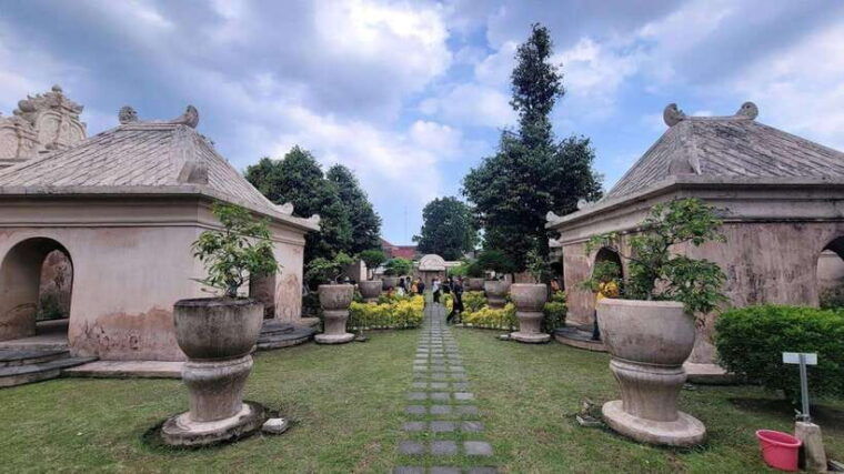 yogyakarta-sultan-palace-water-castle-mount-merapi-tour