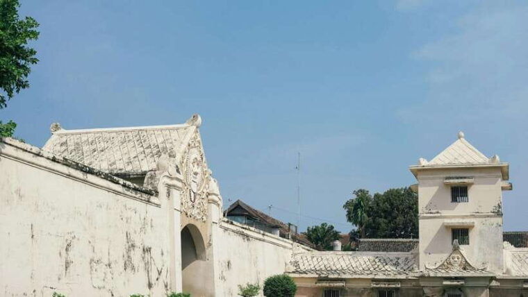 yogyakarta-sultan-palace-watercastle-and-prambanan-guided