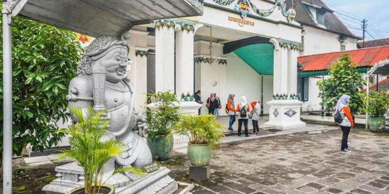 yogyakarta-sultans-palace-and-water-castle-walking-tour