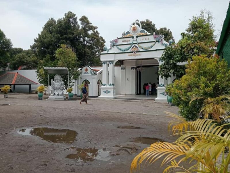 Yogyakarta: Sultan's Palace & Tamansari Guided Walking Tour - Authentic Experiences & Insights