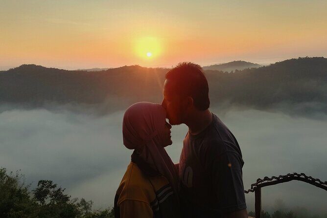 Yogyakarta: SUNRISE Above Cloud & Explore UNESCO Temples w/ GUIDE - Key Points