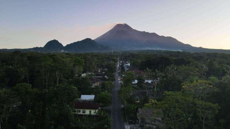 yogyakarta-sunrise-at-mt-merapi-jomblang-cave-pindul-cave