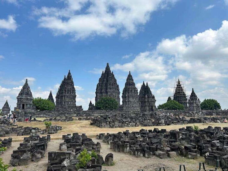 yogyakarta-sunset-at-prambanan-temple-ramayana-ballet
