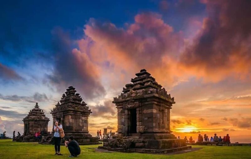 Yogyakarta: Temple Tour & Local Food Experience - Key Points