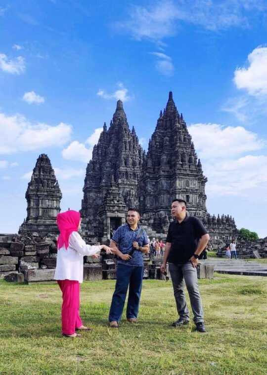 yogyakarta-to-everywhere-car-van-trip-with-driver-guide