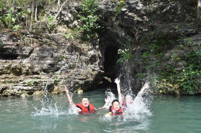 yogyakarta-trip-to-pindul-cave-timang-beach-guide