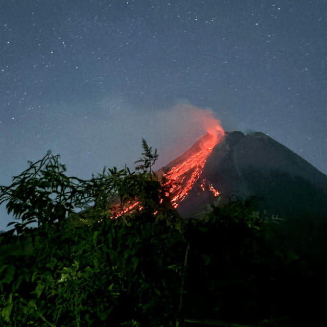 yogyakarta-volcano-merapi-volcano-on-hilltop-lava-viewing