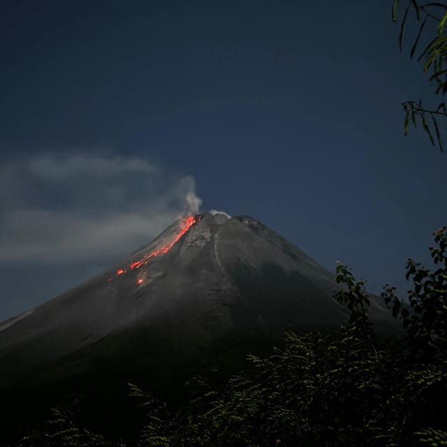 yogyakarta-volcano-merapi-volcano-on-hilltop-lava-viewing