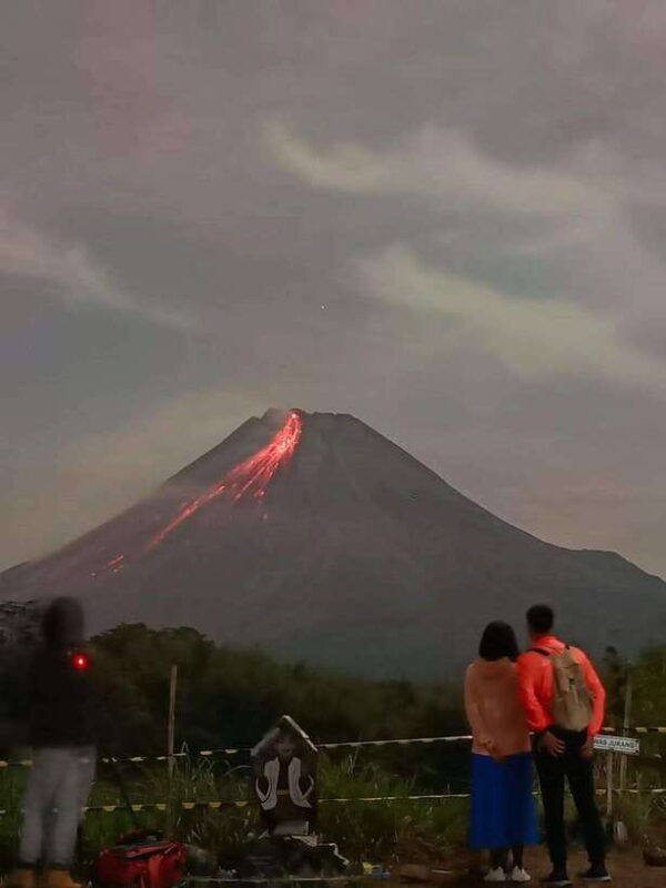 yogyakarta-volcano-mount-merapi-on-hilltop-lava-view