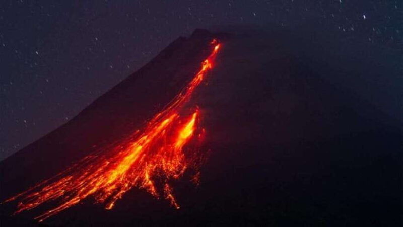 yogyakarta-volcano-mount-merapi-on-hilltop-lava-view