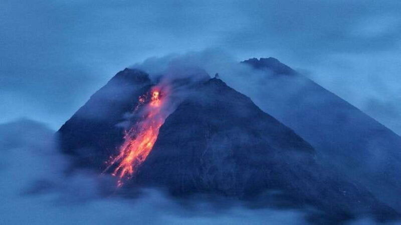 yogyakarta-volcano-mount-merapi-on-hilltop-lava-view