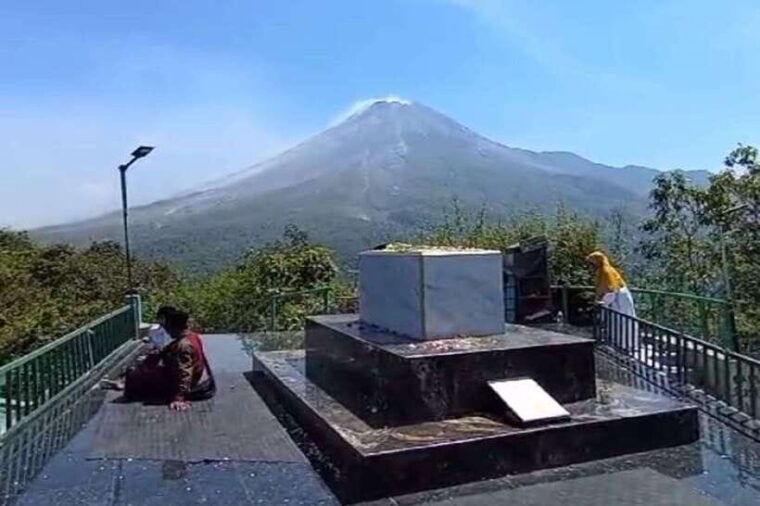 yogyakarta-volcano-mount-merapi-on-hilltop-lava-view