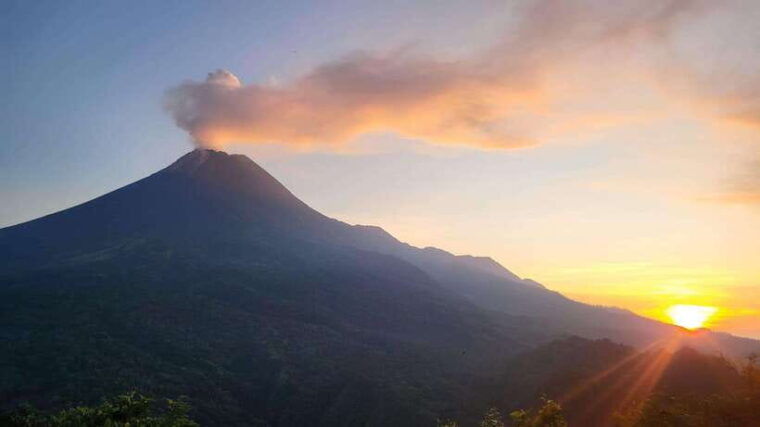 yogyakarta-volcano-mount-merapi-on-hilltop-lava-view