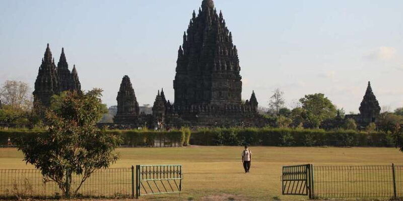 yogyakartaentranceticketonlyborobudurprambanantempletour