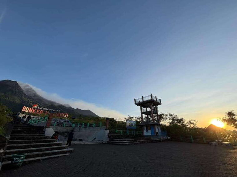 yogyakartamount-merapi-sunrise-borobudur-climb-prambanan