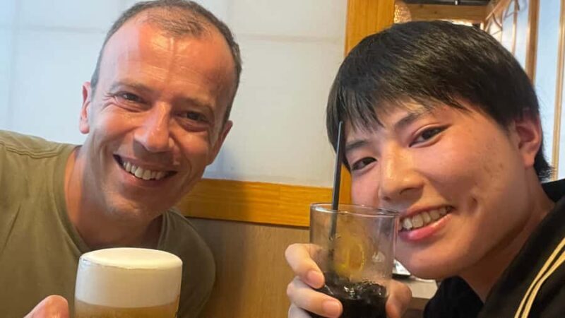 Yokohama Bar Hopping: Deep Spots & Izakayas with a Local - Guides and Guest Experience