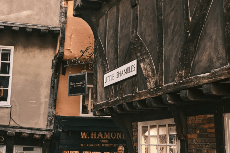 york-christmas-market-and-city-highlights-walking-tour