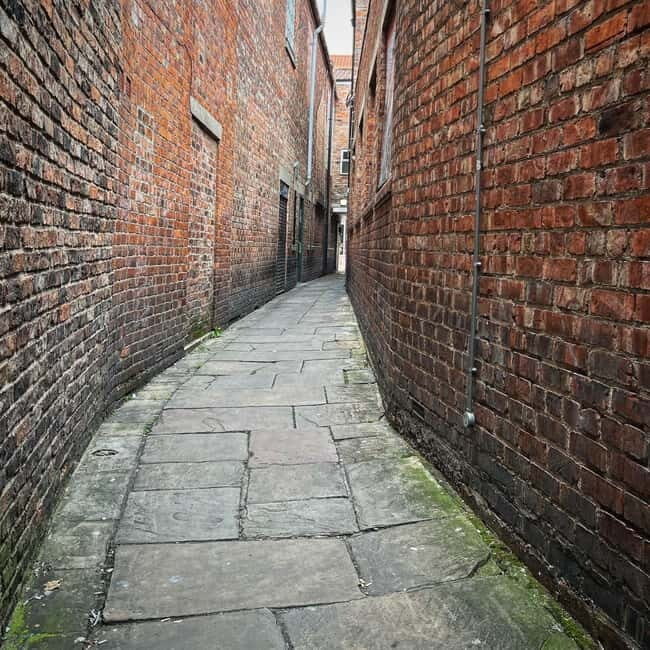 Yorks Snickelways Story Walking Tour - Key Points  