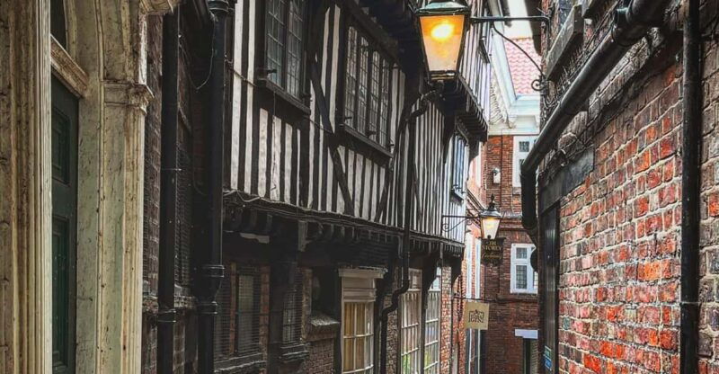 yorks-snickelways-story-walking-tour