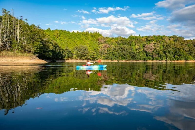 Yoshino: Relaxing Guided Canoe Experience on Lake Tsuburo - A Calm Journey Through Nature’s Frame