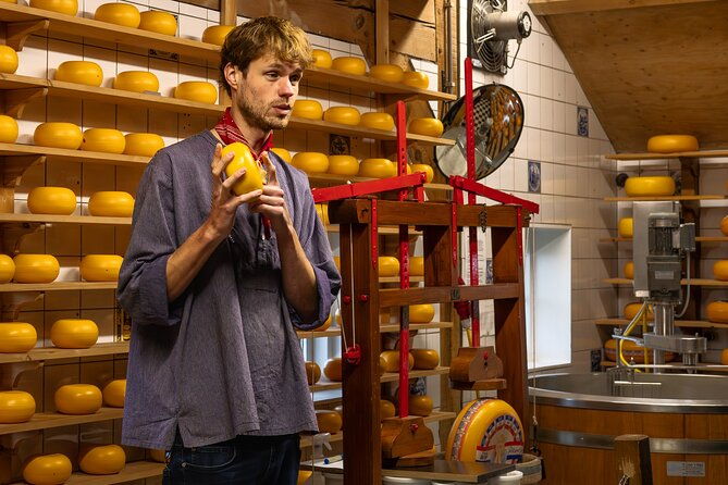 zaanse-schans-windmills-and-volendam-from-amsterdam-live-guided