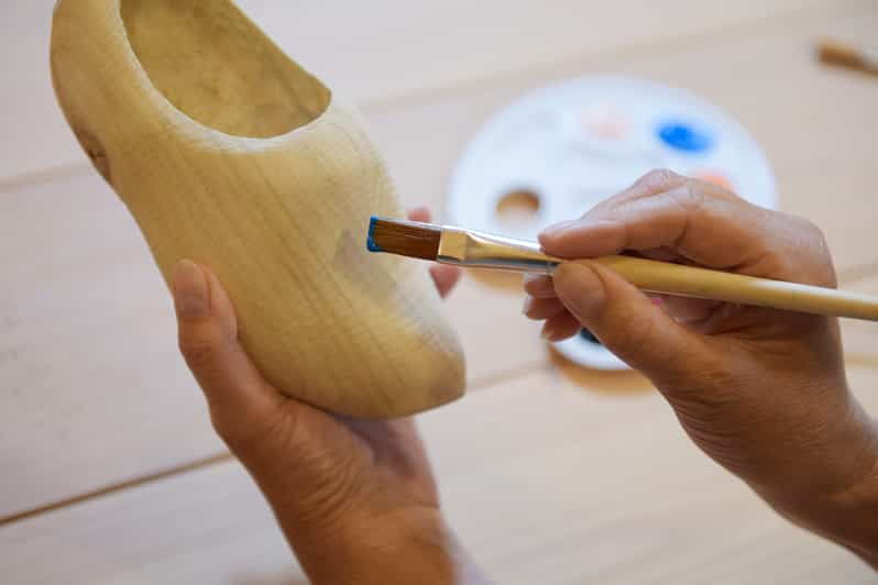 zaanse-schans-wooden-shoe-painting-workshop