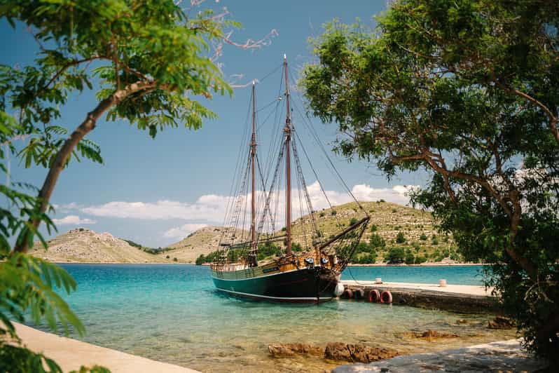 zadar-sailboat-tour-with-unlimited-wine-3-stops