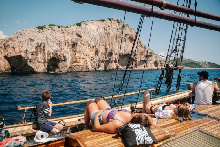 zadar-sailboat-tour-with-unlimited-wine-3-stops