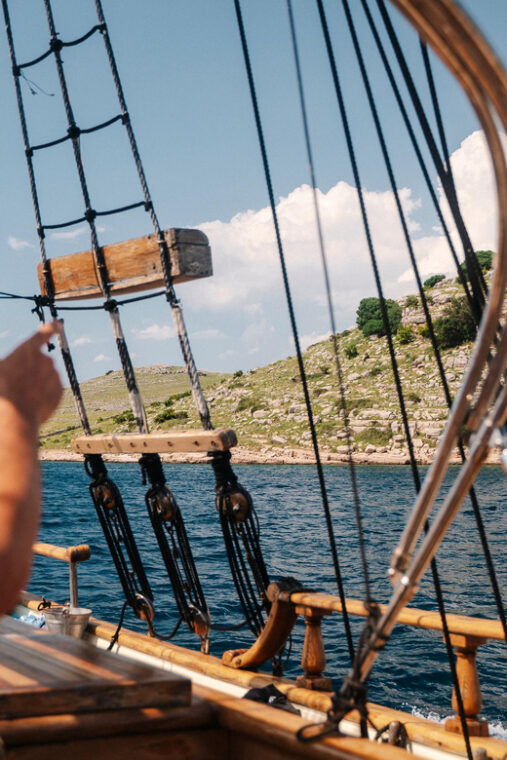zadar-sailboat-tour-with-unlimited-wine-3-stops