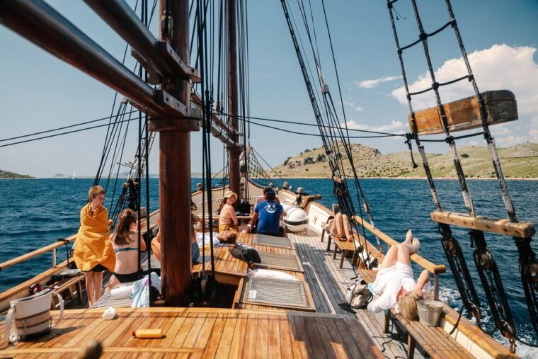 zadar-sailboat-tour-with-unlimited-wine-3-stops