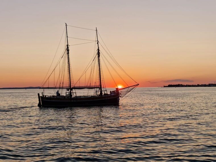 zadar-sunset-sailing-cruise-on-traditional-boat-with-wine