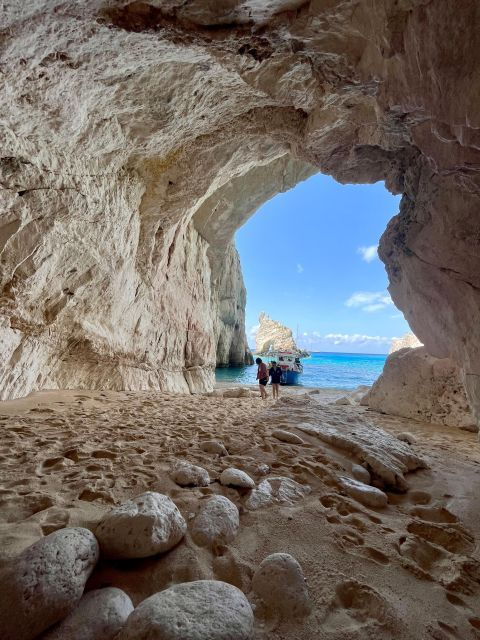 zakynthos-glass-bottom-boat-to-navagio-caves-white-beach