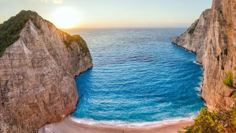 zakynthos-shipwreck-bay-by-fast-boat-small-group