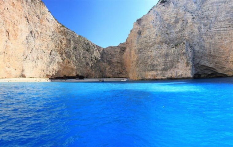 zante-cruise-to-blue-caves-shipwreck-beach-photostop